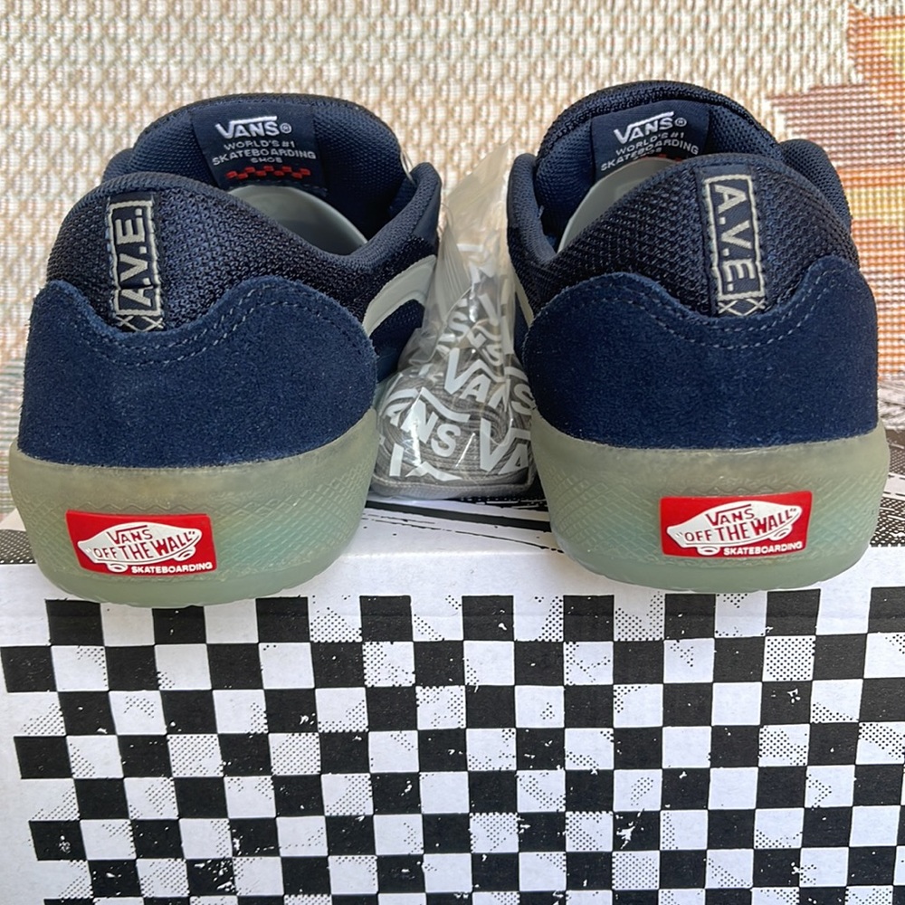 Vans WMNS Ave
Dress Blues/Drizzle
VNOA5JIBWKN
Sneakers - athletic shoes - Picture 14 of 16